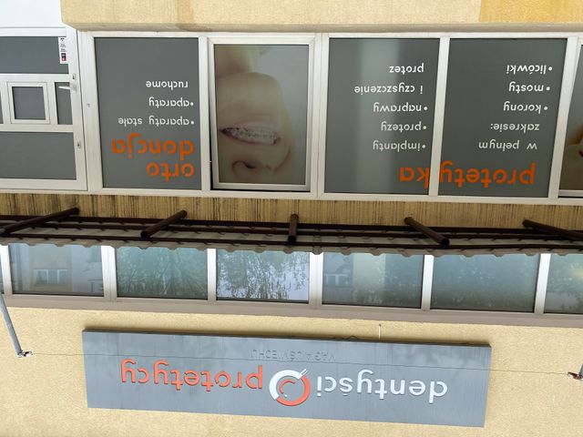 Powiększ obraz: Protetycy i Dentyści