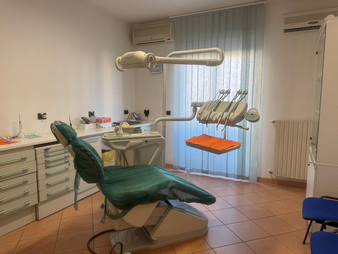 Riunito Chirurgia Centro Cure Dentali Bassi-0