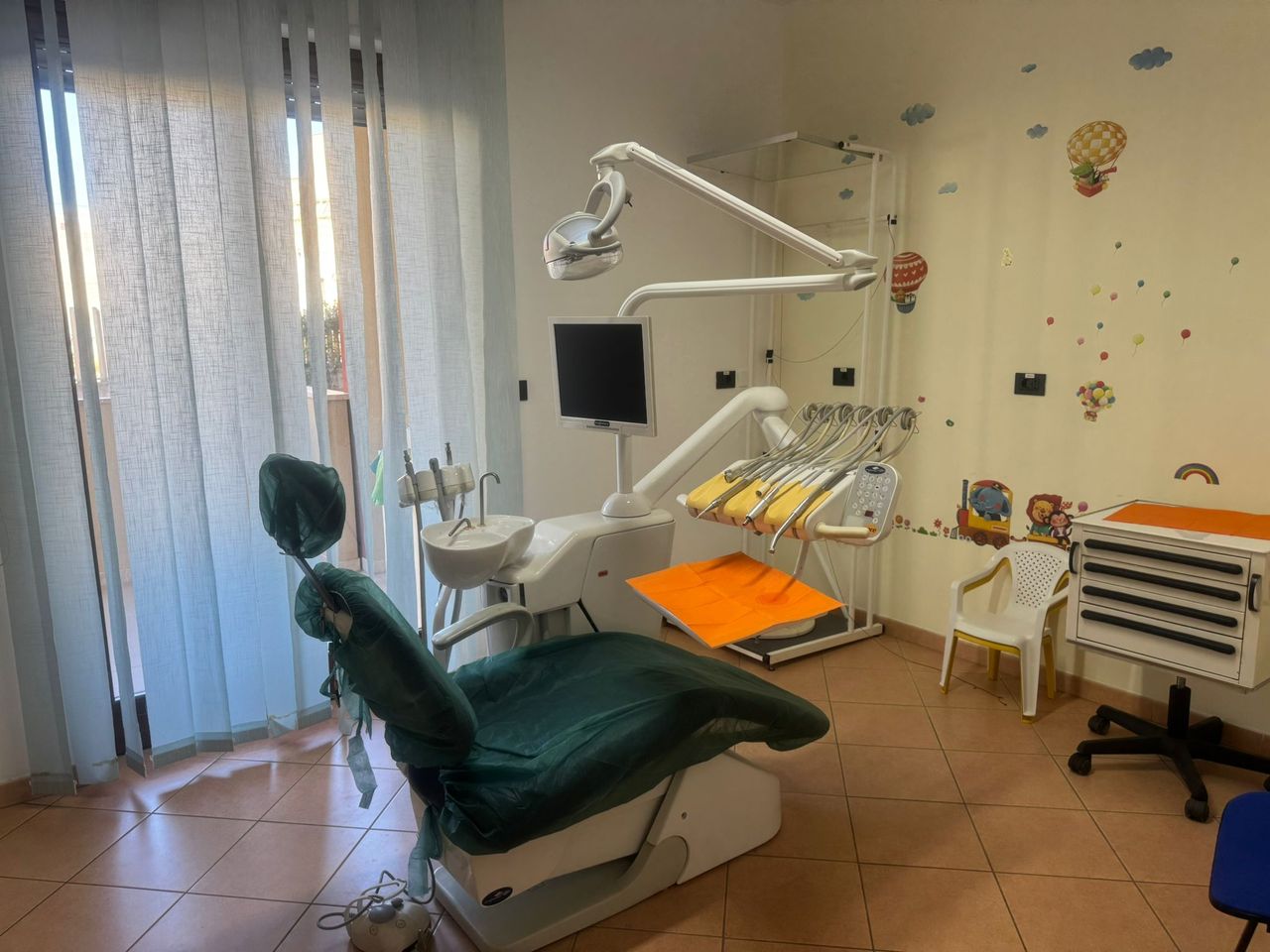 Riunito Chirurgia Centro Cure Dentali Bassi-1