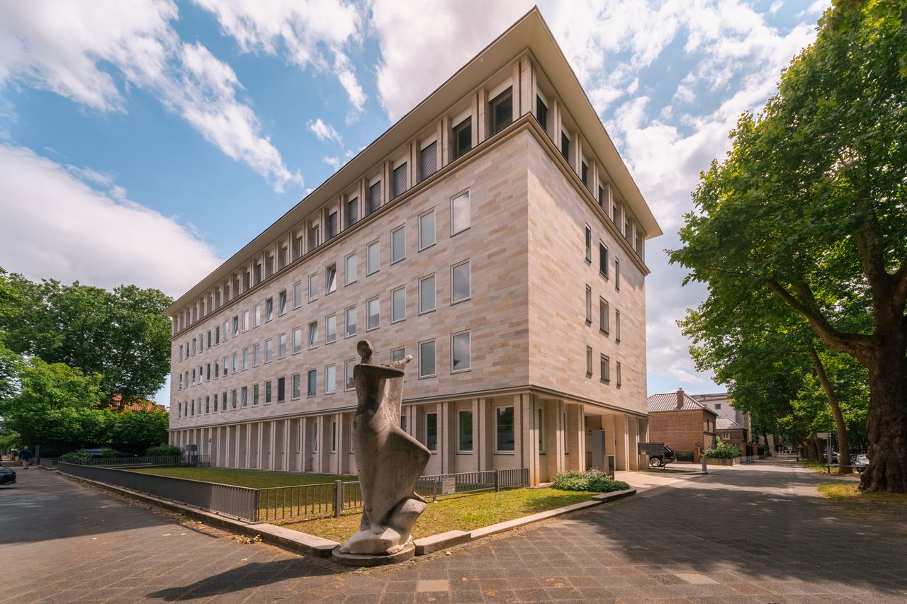 Dr. Med. Univ. Florian Auerbach Febo, Mhba-12